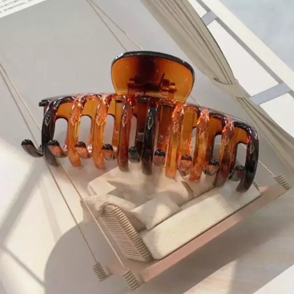 Chantal Beauty Accessories - 1PC Brand New Solid Medium Hair Claw